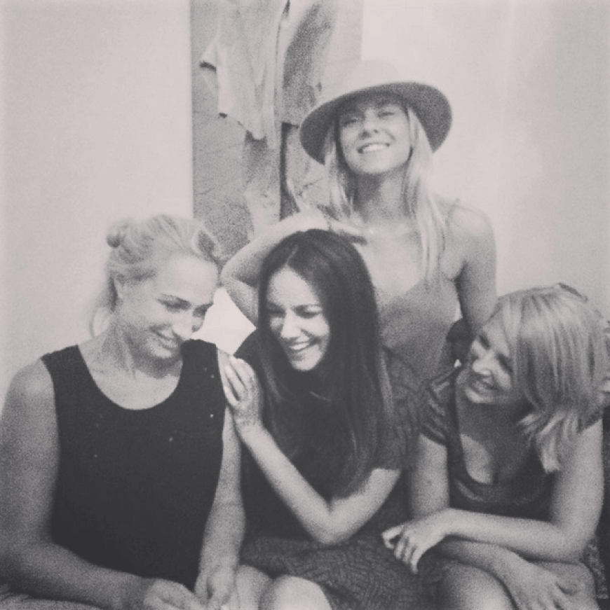 Ladys Night! Auch privat verstehen sich Eva Mona Rodekirchen (Maren), Janina Uhse (Jasmin), Valentina Pahde (Sunny) & Iris Mareike Steen (Lily) super.