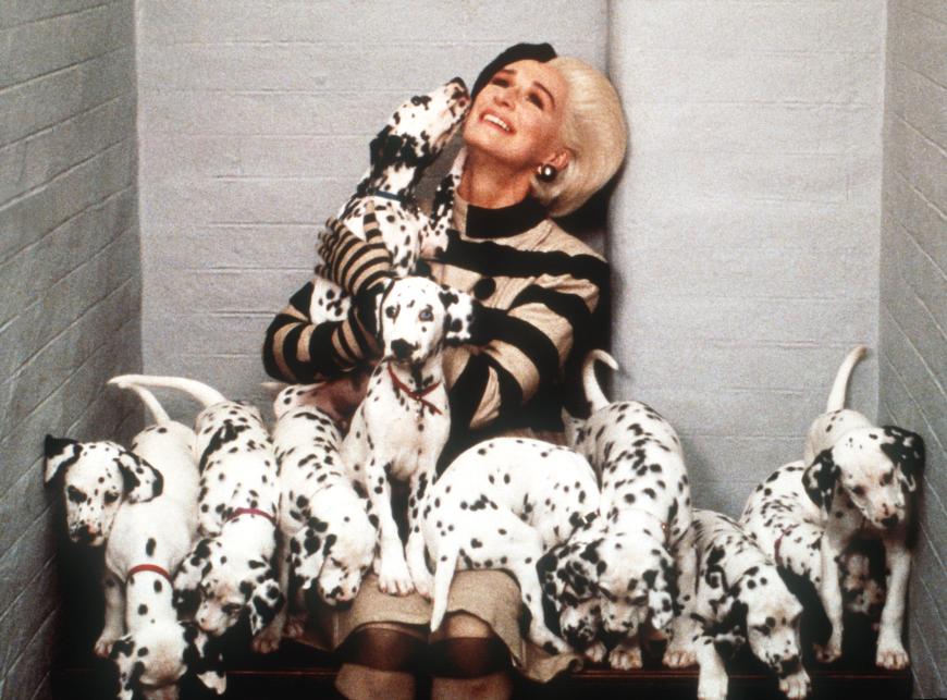 1996 wurde die Hunde-Hasserin (hier aber schon leicht versöhnlich) von Glenn Close gespielt.