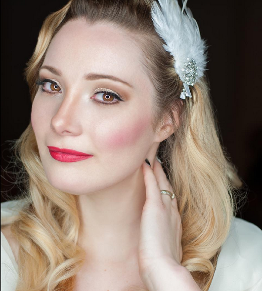 Feuriges Rot trägt man 2016 nicht mehr nur auf den Lippen, auch als Blush kommt die sexieste aller Farben gut, weiß Elisa Flowers. Zwar gehört einiges an Übung dazu, diesen Ton aufzutragen, aber Rot verleiht einen super gesunden, natürlichen Look, der nach dem typischen