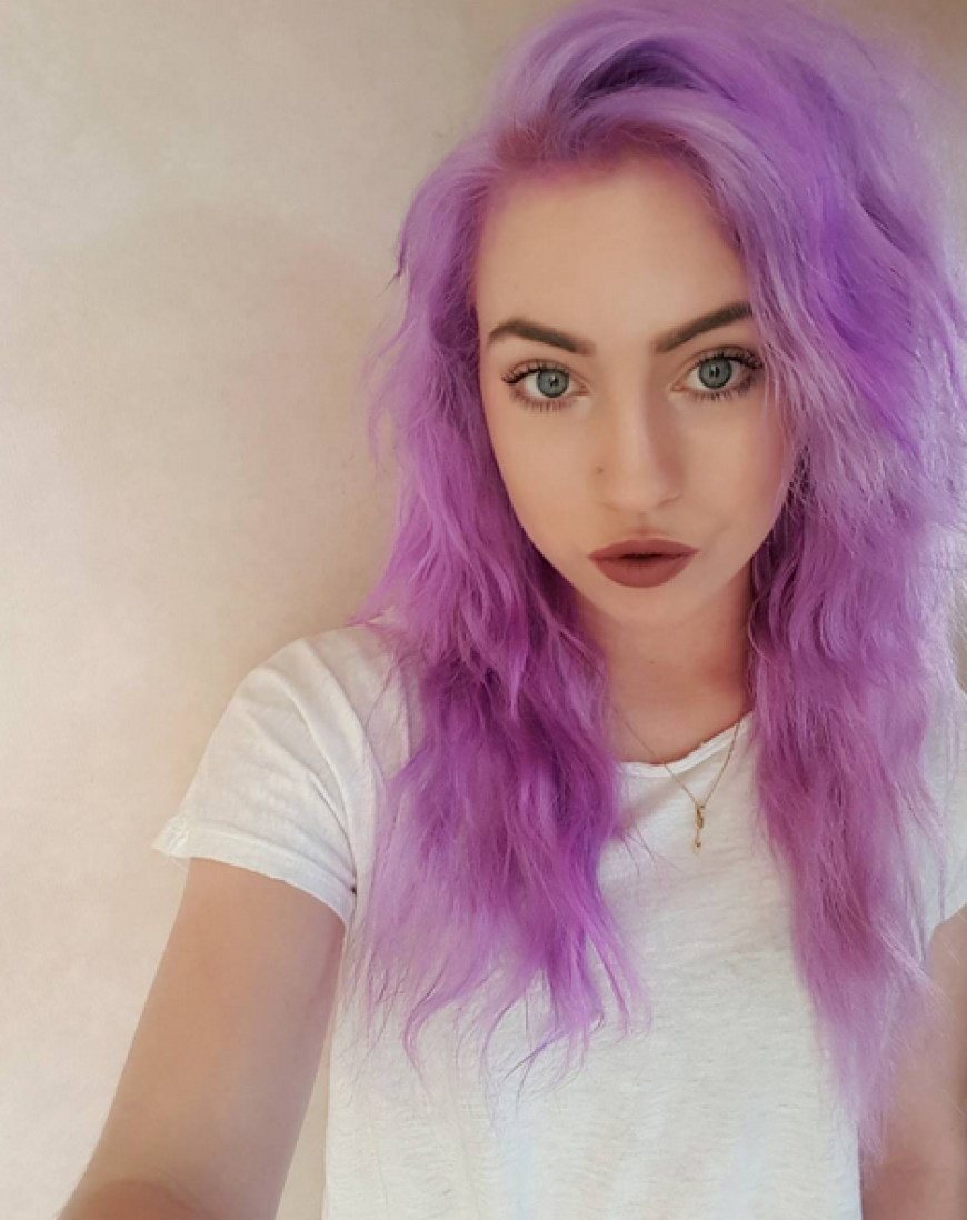 Lilafarbener Blush eignet sich besonders für sehr helle Hauttypen mit kaltem Unterton. Das A und O hierbei ist: verblenden, verblenden, verblenden.