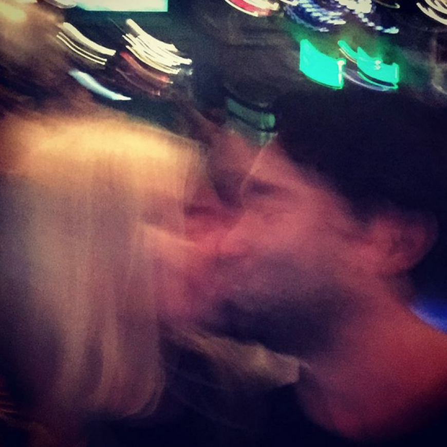 Johnny postete am Silvesterabend ein Foto, auf dem er eine unbekannte Blondine küsst.