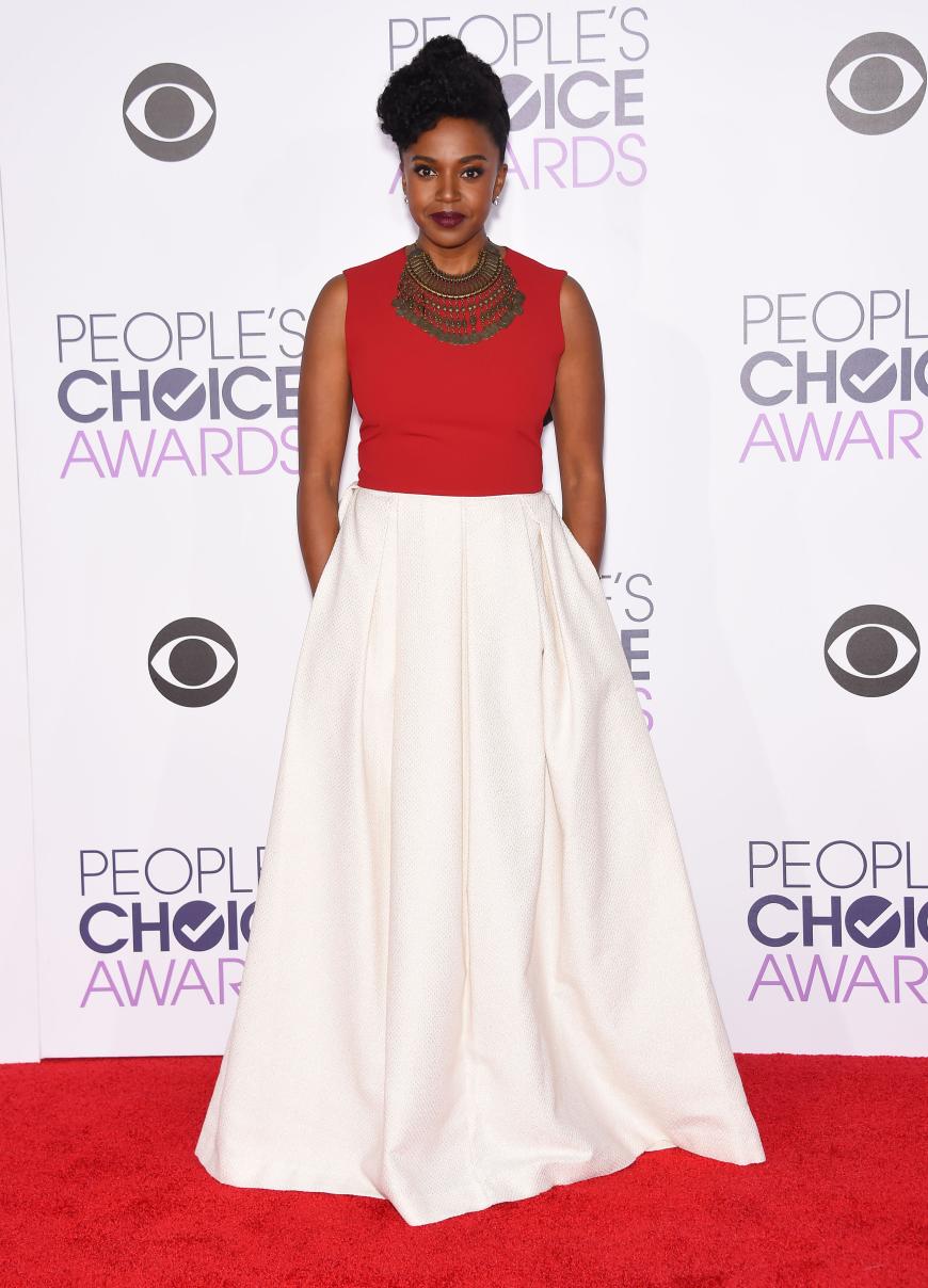 Setzte auf schlichte Eleganz: Jerrika Hinton in einem bodenlangen Rock mit farbenfrohem Tanktop.