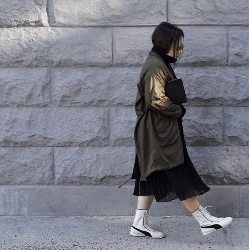 Bloggerin msyoleecom kombiniert die Sneaker zu Midiskirt und Parka - gelungen!