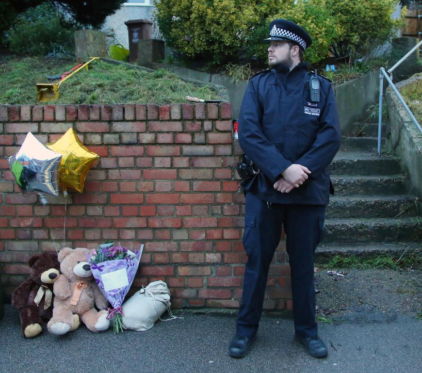 Am Ort der Tragödie wurden Blumen, Teddys und Ballons niedergelegt.