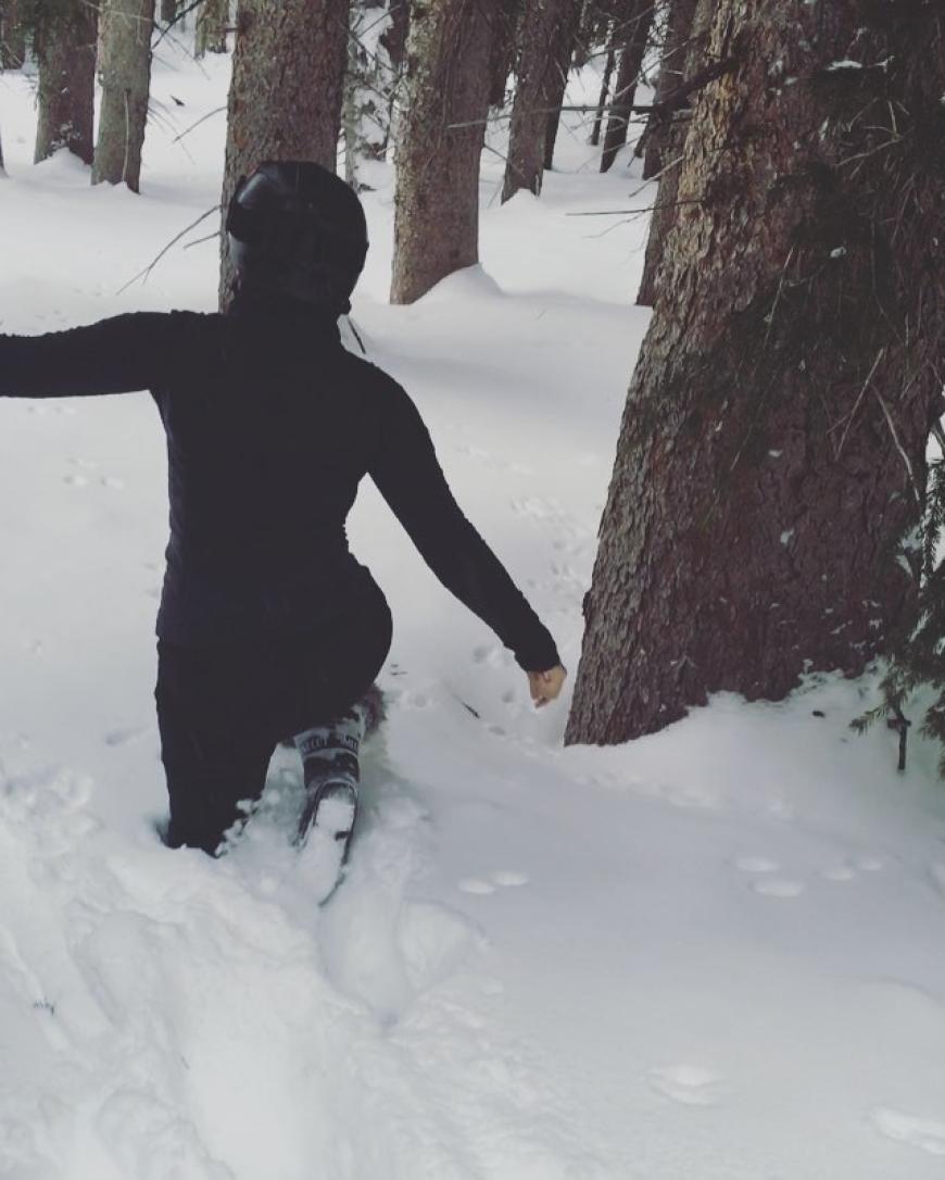Na, welche VIP-Lady vertreibt sich hier die Zeit im tiefsten Tiefschnee?