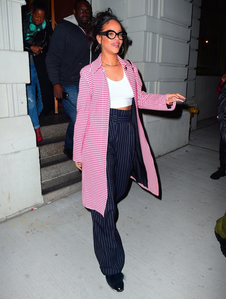 Rihanna hat sich in dieser Woche auch mal wieder gezeigt: In Nadelstreifenhose und rosa Karomantel machte die Sängerin die Nacht zum Tag. Skurril, aber irgendwie doch cool!