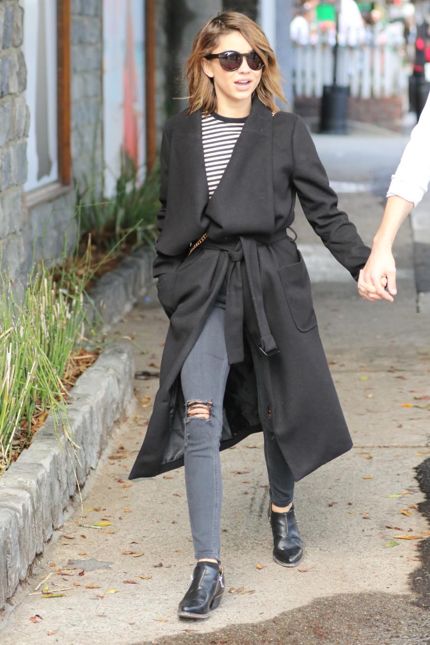 Too cool for school: Sarah Hyland in Drape-Mantel, Ringelshirt Jeans mit Löchern und Ankle Boots.