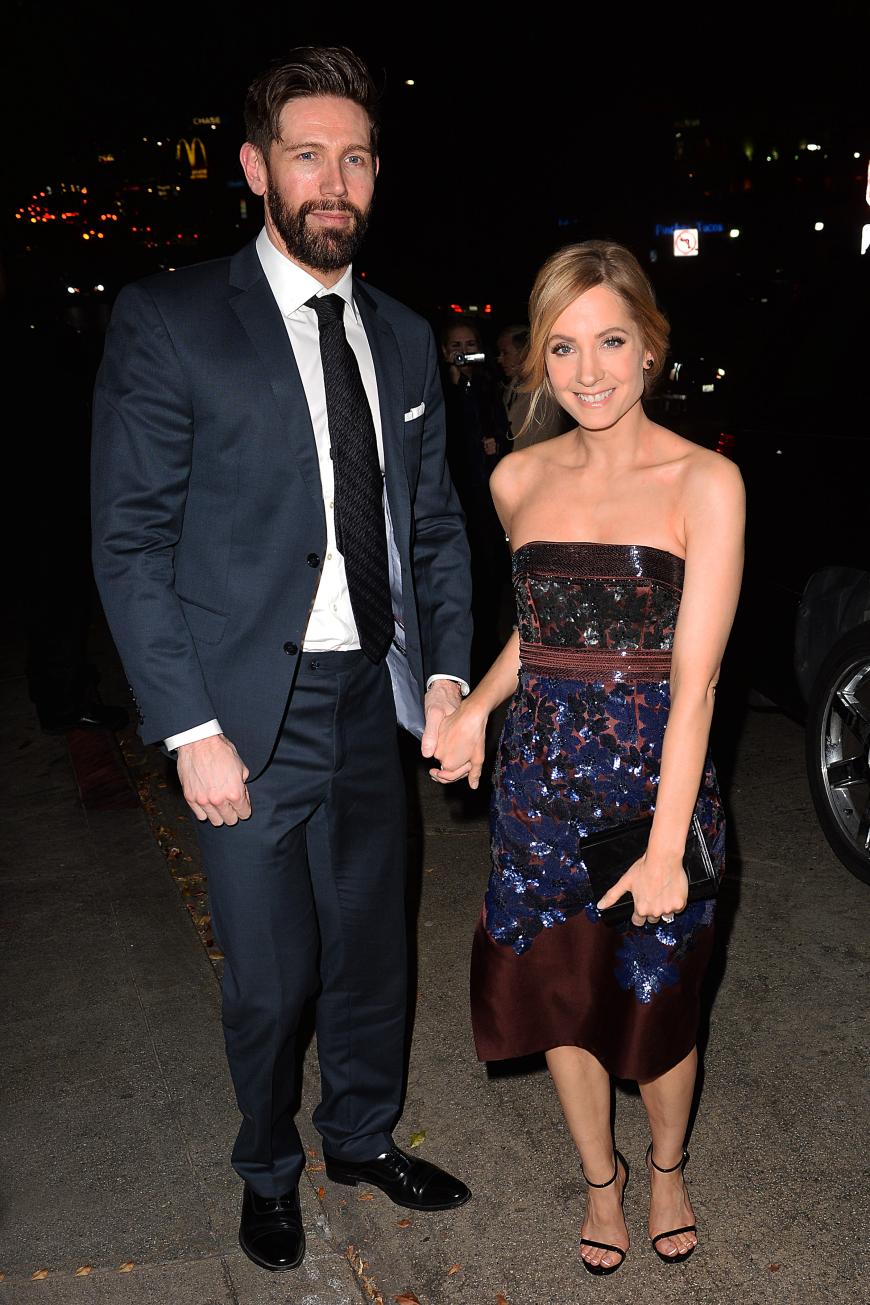 Die britische Schauspielerin Joanne Froggatt kam im eleganten Bandeaudress und mit schmuckem Ehemann.