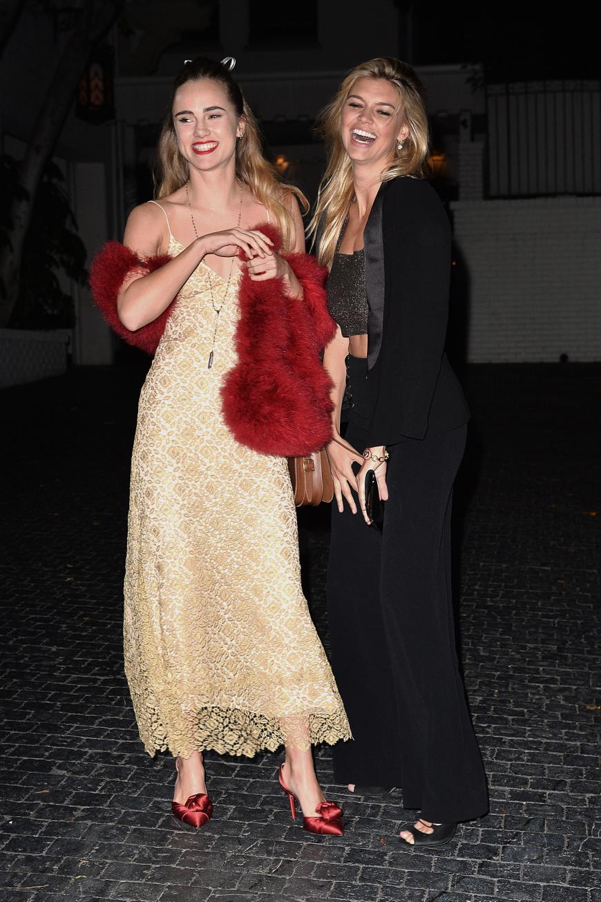 ... Suki Waterhouse, mit der sie offensichtlich eine Menge Spaß hatte. Sieht so Trennungsschmerz aus?