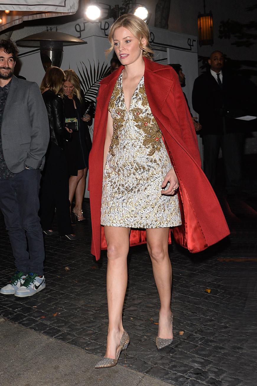 Elizabeth Banks setzt auf den ganz großen Hollywood-Glam in goldenem Glitzerdress und rotem Cape-Mantel.
