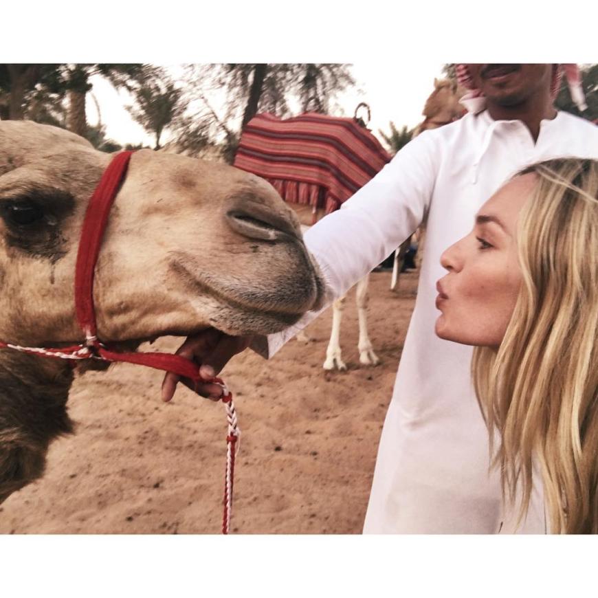 Tierischer Schnappschuss! Topmodel Candice Swanepoel schließt in Abi Dhabi neue Freundschaften.