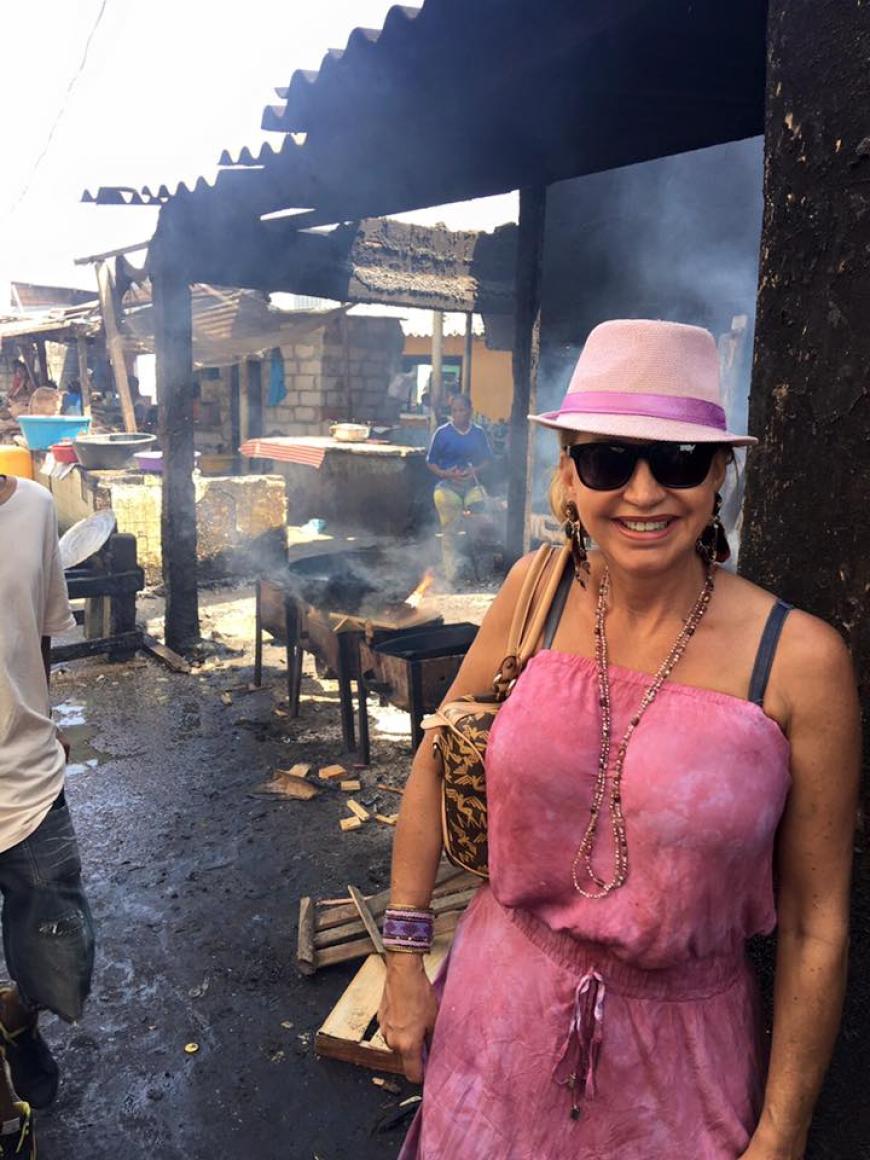 Mit einem breiten Grinsen auf dem Gesicht steht Carmen Geiss in einem kolumbianischen Ghetto - für viele ein absolutes No-Go.