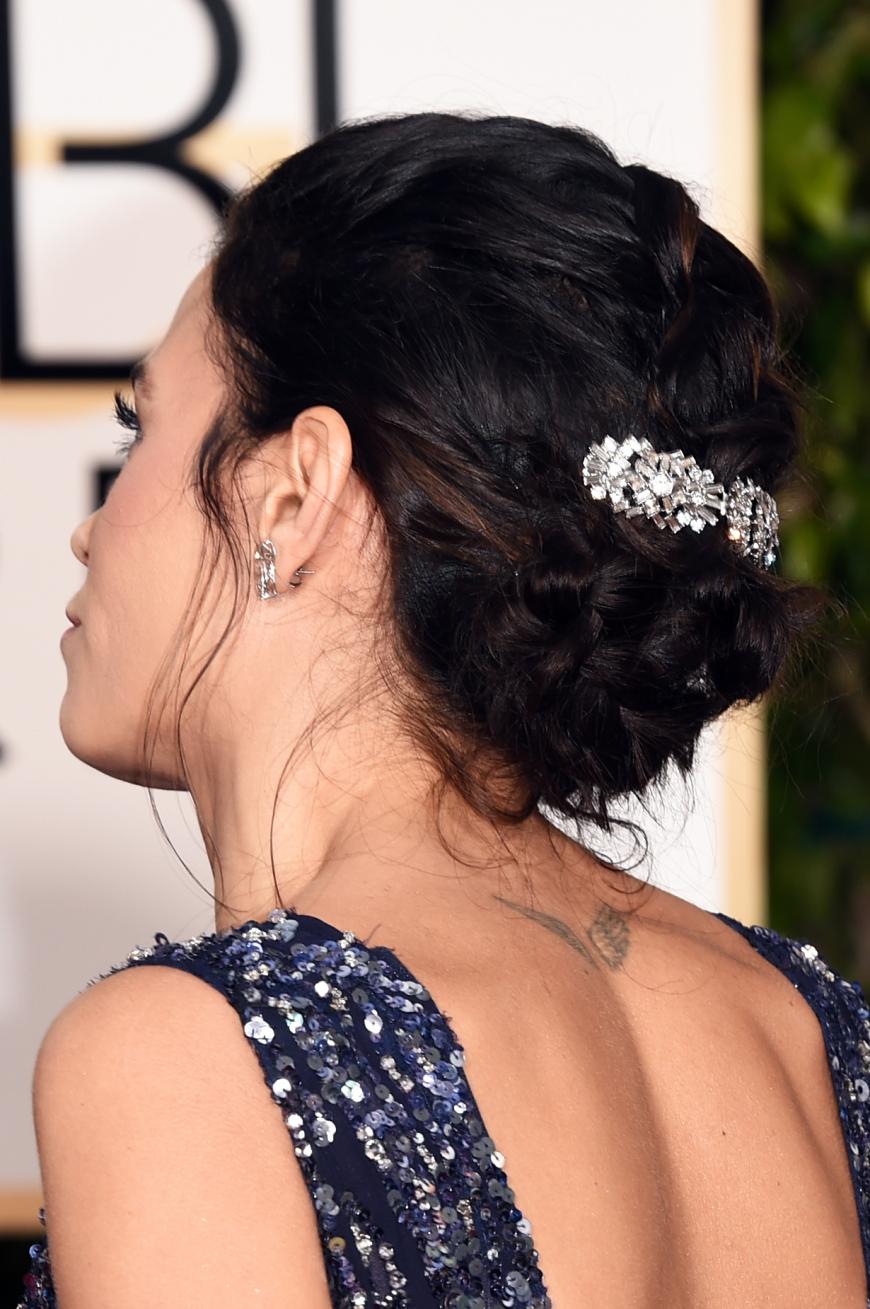 ... verlieh ihrem Haarstyle aber eine Extraportion Glamour mit einer glitzernden Haarspange.