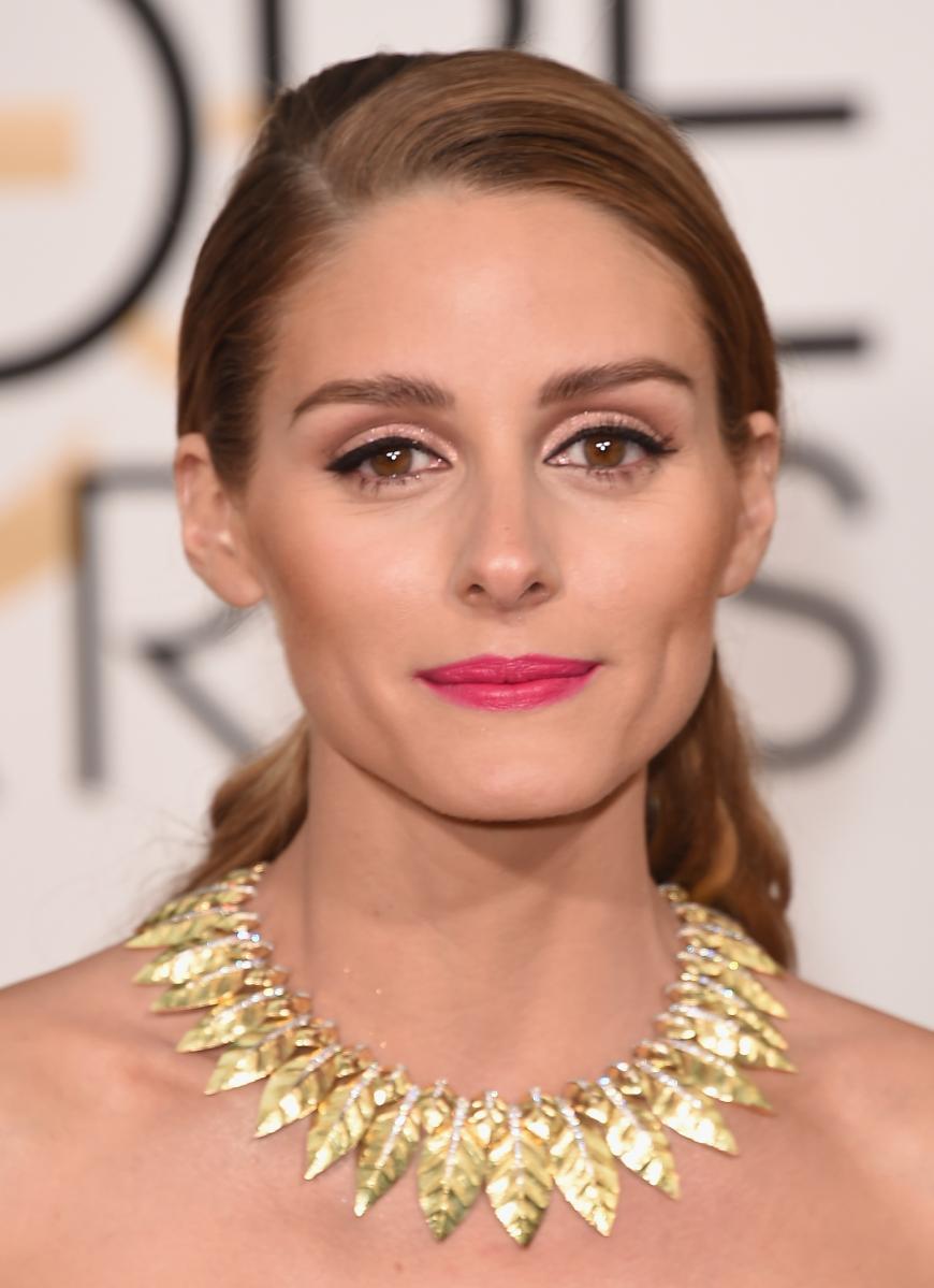 Olivia Palermo mit tiefem Mittelscheitel...