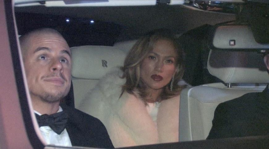 Guckuck! Jennifer Lopez und Freund Casper Smart wirkten auf dem Weg zur After-Party nicht besonders in Party-Laune.