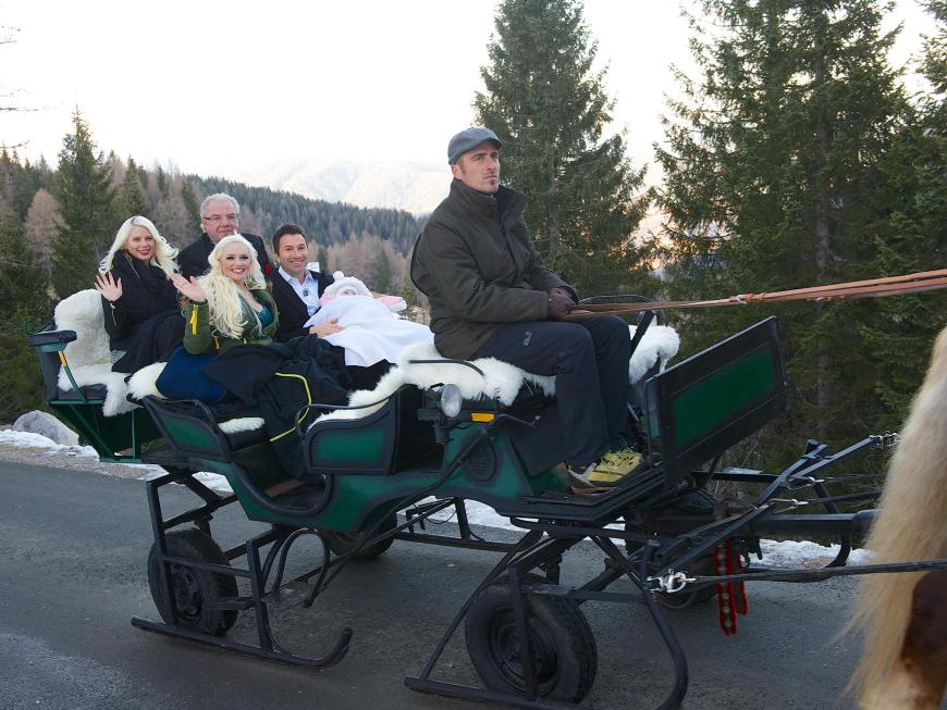 Die Taufpaten Jennifer (l.), Schwester von Daniela Katzenberger, Fürst Andreas zu Sayn-Wittgenstein (hinten rechts) und die Eltern des Täuflings Sophia, Daniela Katzenberger und Lucas Cordalis, fahren zur Taufe.