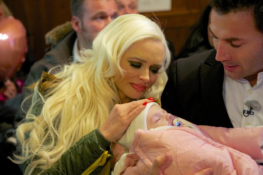 Daniela Katzenberger streichelt während der Zeremonie den Kopf der kleinen Sophia.