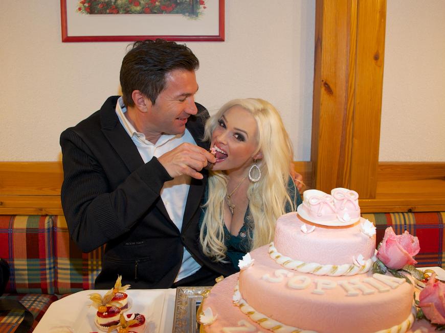 Mmmmh, Lucas und Dani kosten von der Torte.