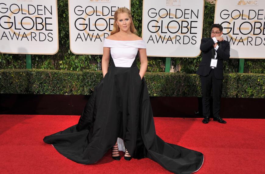 Monochrom und weniger farbenfroh als sonst zeigte sich Comedienne Amy Schumer.