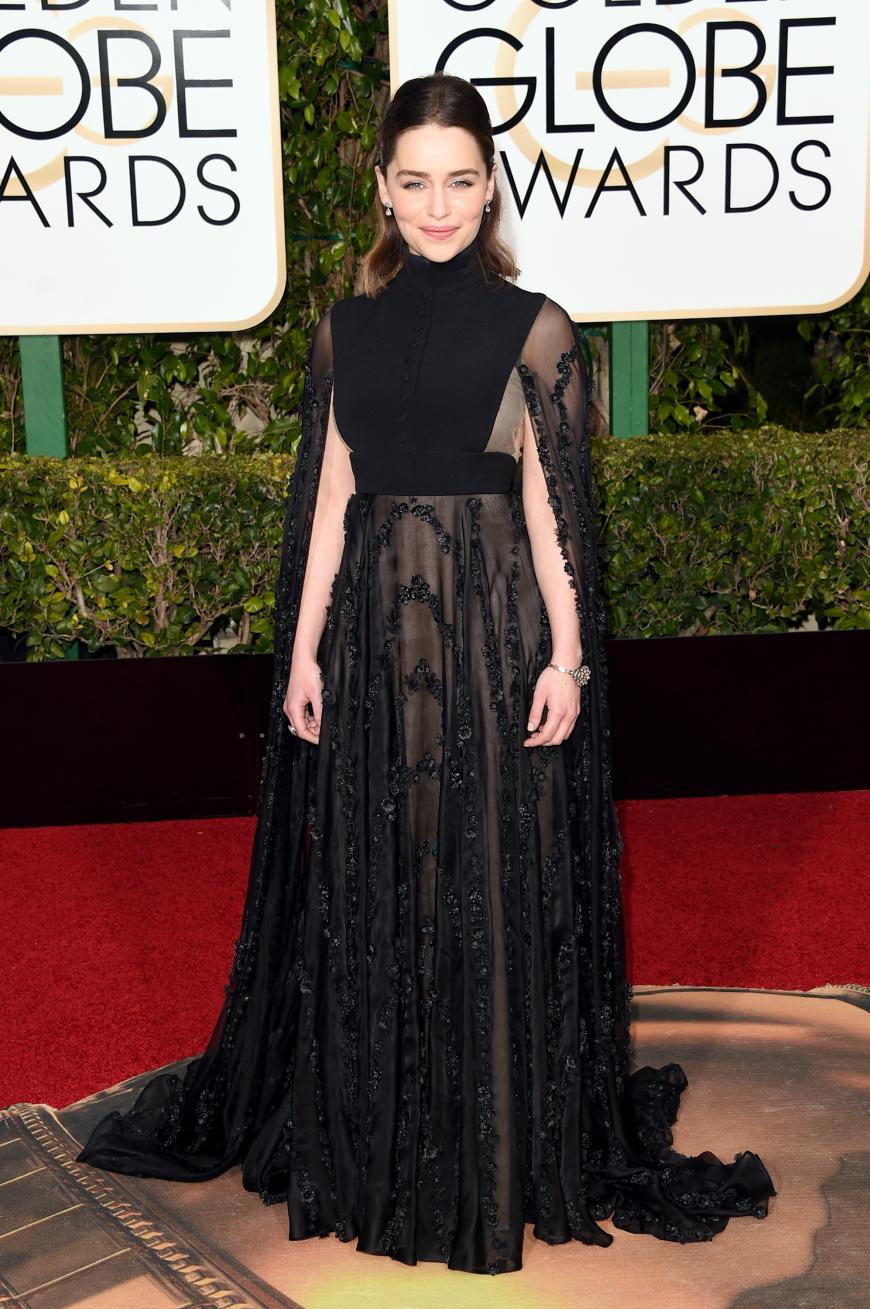 Emilia Clarke in einer schwarzen Robe mit Transparenteinsätzen, die ihr einen zarten Gothic-Flair verlieh.