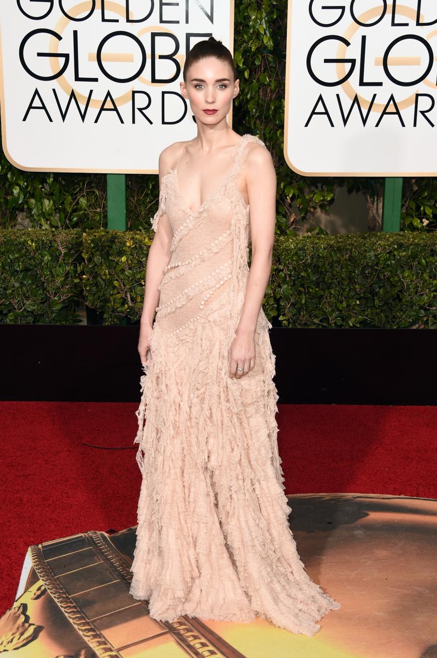 Auch Nudetöne waren auf dem Red Carpet der Golden Globes viel gesehen. Rooney Mara wählte eine aufwendig bestickte Robe von Alexander McQueen.