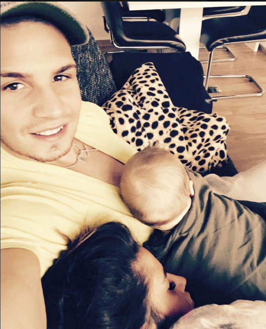 Aww! Pietro Lombardi mit Ehefrau Sarah und Baby Alessio ... Das Paar teilt regelmäßig Bilder aus dem Leben zu dritt.