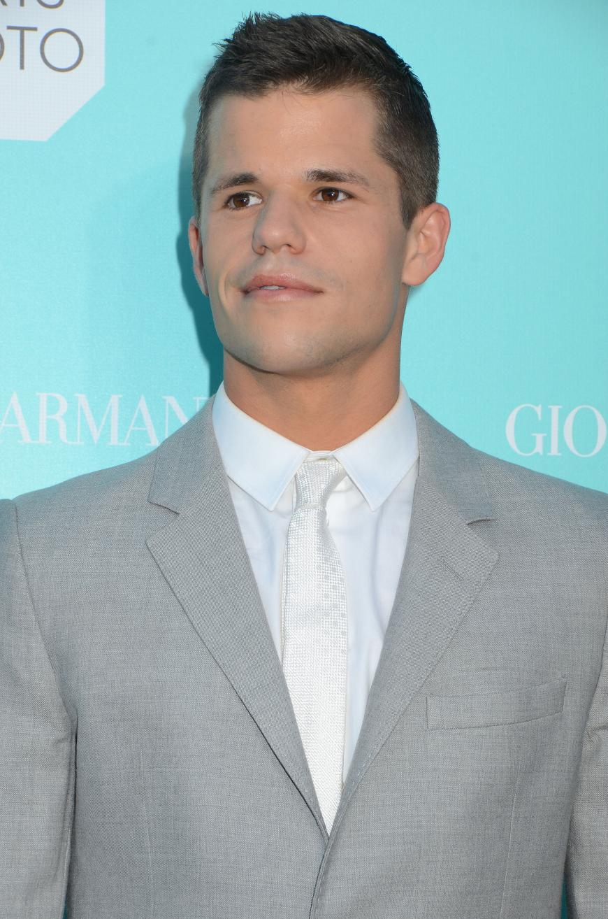 Der Schauspieler Charlie Carver outete sich jetzt mit fünf bewegenden Instagram-Postings als schwul.