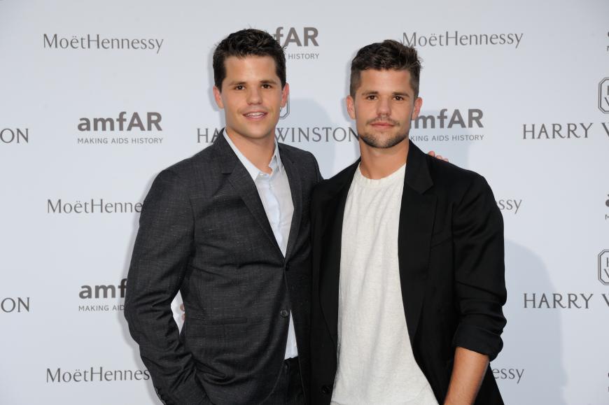 Charlie Carver (l.) und Max Carver (r.) wurden vor allem durch ihre Rollen der Zwillingsbrüder
