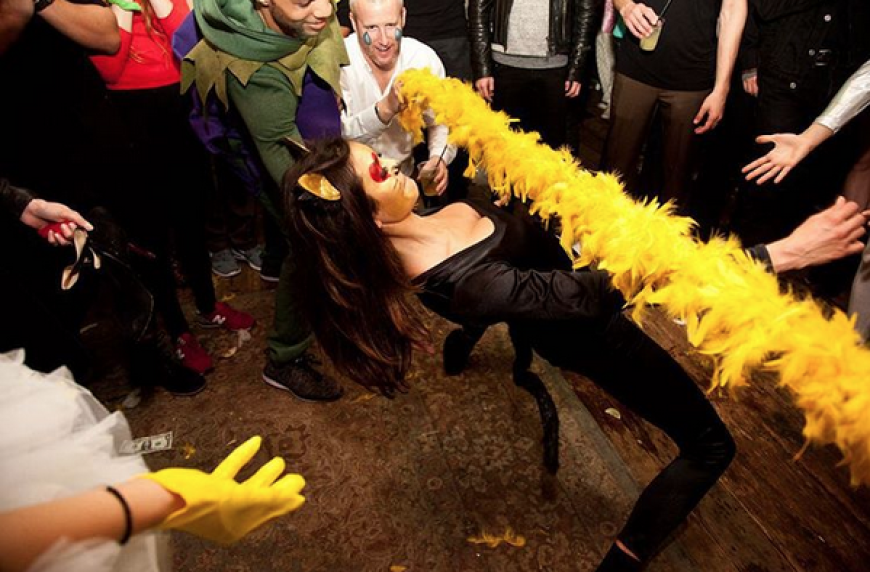 Ganz schön gelenkig! Nina Dobrev zeigt beim Limbo, was sie drauf hat.