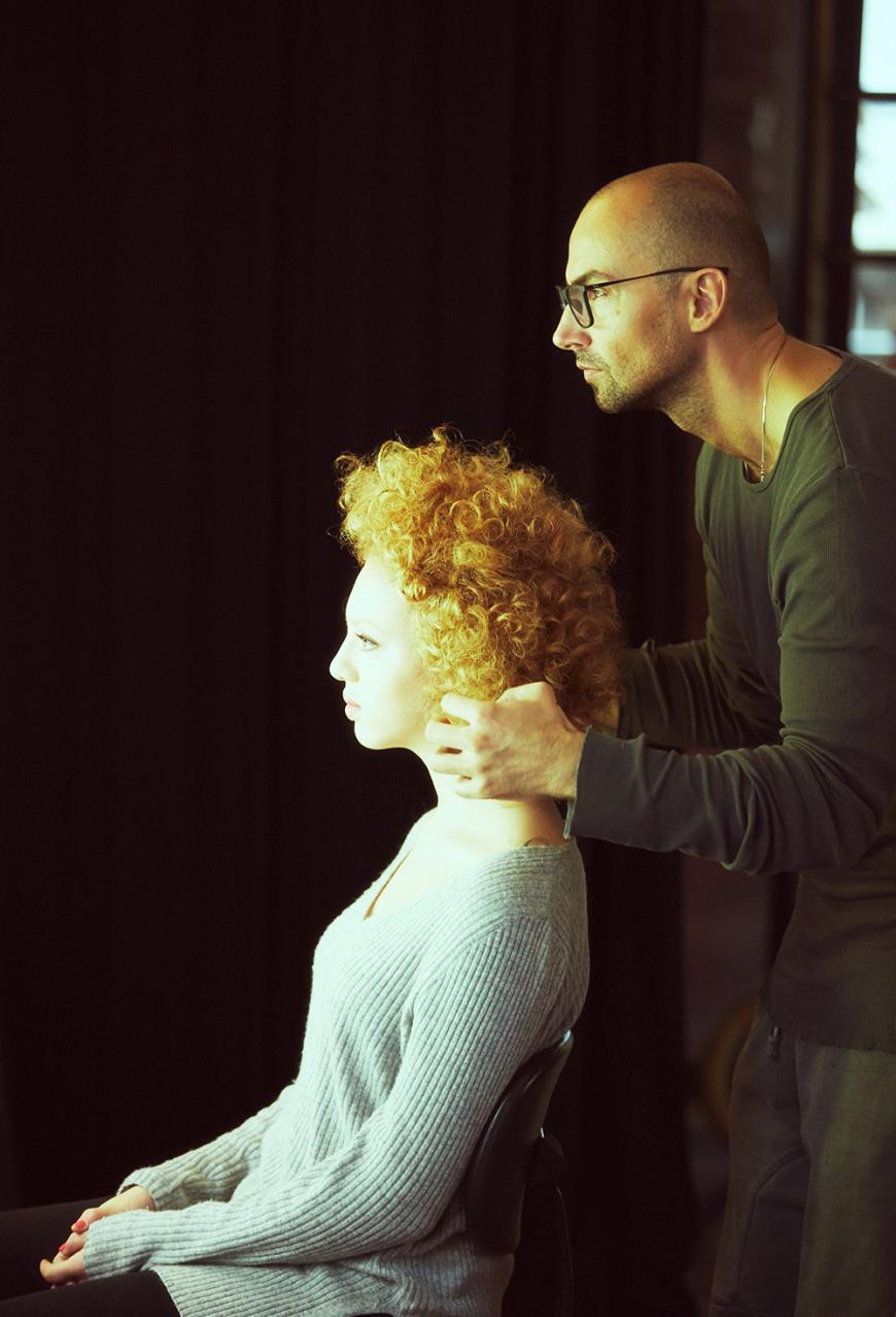 In der Maske: Anna Ermakova wird für ihr Shooting für die Frühjahr/Sommer-Kampagne von Buffalo gestylt.