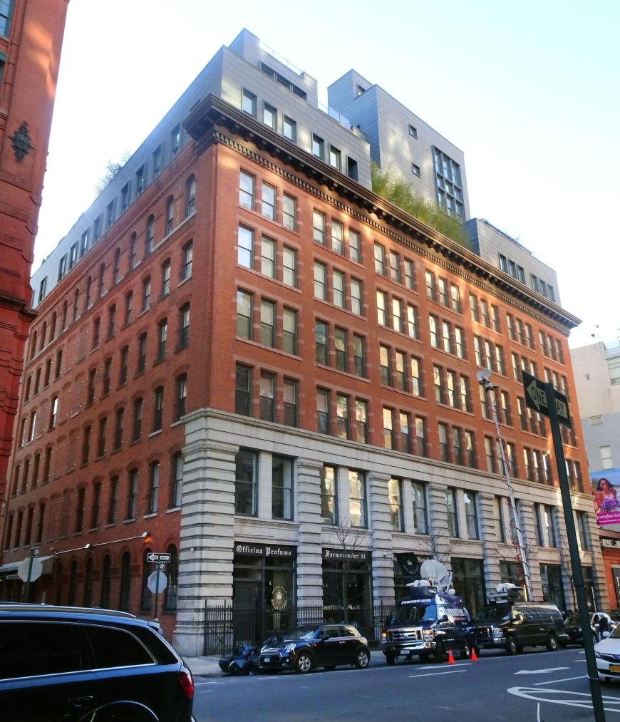 Am Wohnhaus von David Bowie in SoHo in New York legen Fans seit seinem Tod Blumen nieder.
