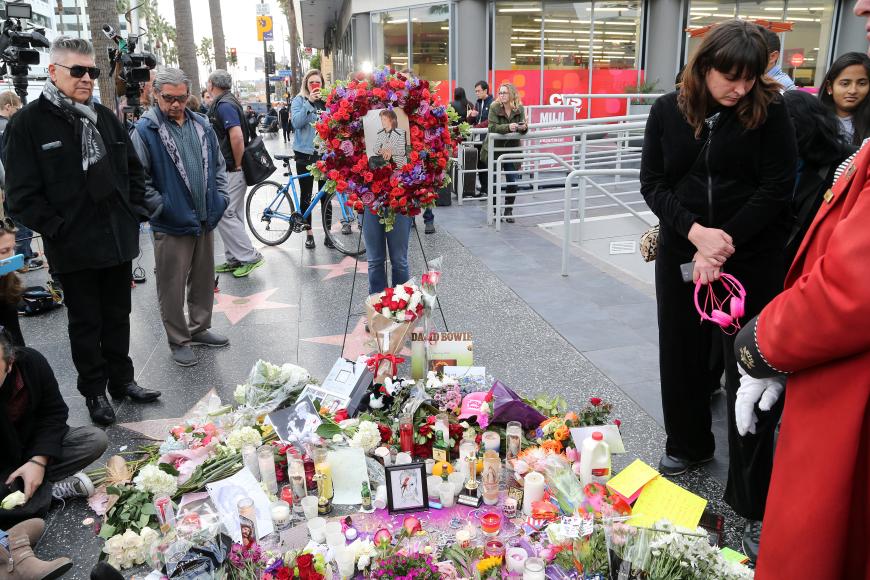 Auch am berühmten Walk of Fame in Los Angeles trauern die Menschen um den Sänger, der Musikgeschichte schrieb.