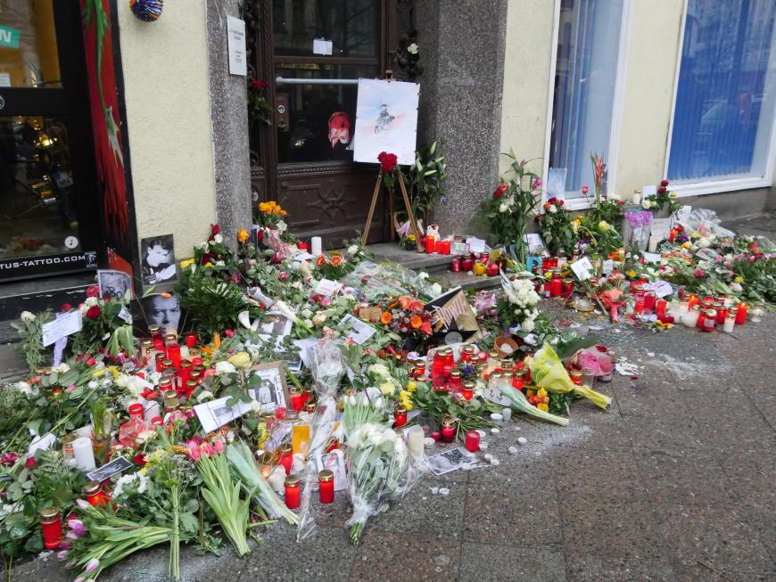 Nicht nur in Amerika und Großbritannien hat David Bowie unzählige Anhänger, auch in Berlin gedenken die Fans ihrem Idol.