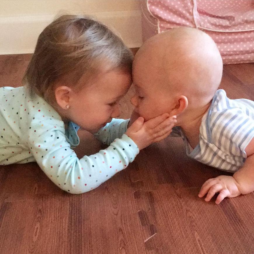Awwwww! Eine kleine Kuschelrunde legen die beiden Kinder von Hilaria Baldwin ein und wir schmelzen dahin <3