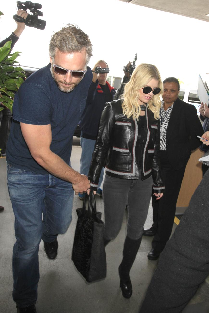 Jessica Simpson reist mit Style und ihrem Mann Eric Johnson.