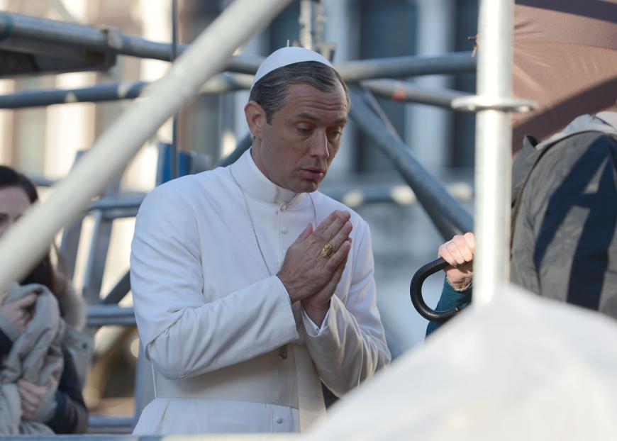Jude Law hat eine Komplettverwandlung durchlebt - der Frauenschwarm wurde bekehrt und ist jetzt der Papst. Nanu? Die Damenwelt kann jedoch aufatmen: Law steht am Set seines neuen Films