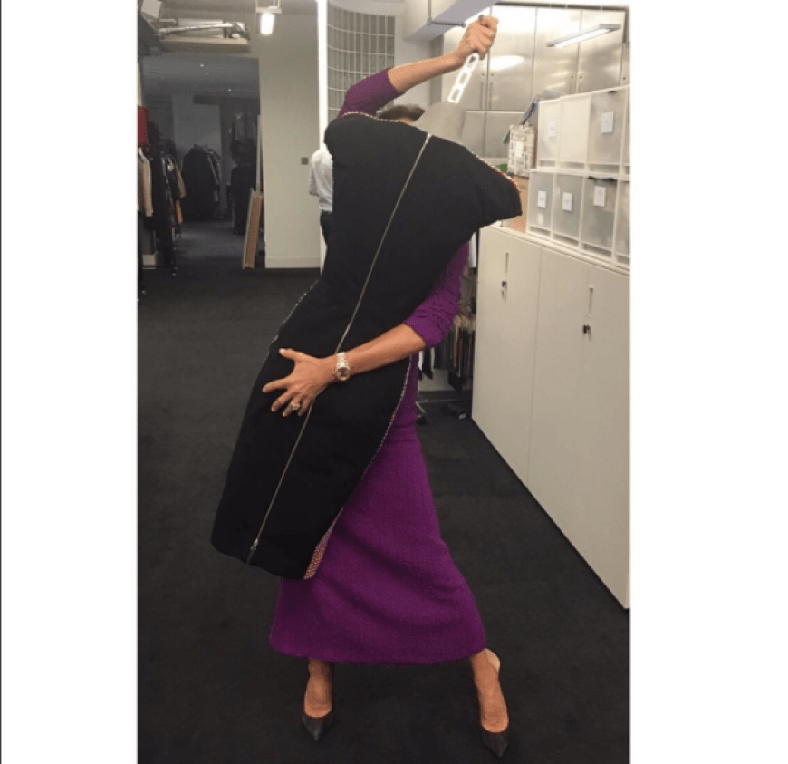 Wenn der sexy Göttergatte nicht als Tanzpartner bereitsteht, behilft sich diese Promi-Lady eben mit einer Anziehpuppe. Aber wer versteckt sich da? Es ist ...
