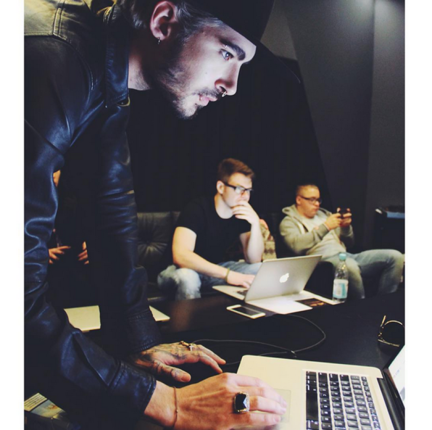 Bill Kaulitz mit seinen Kollegen von Tokio Hotel im Studio.