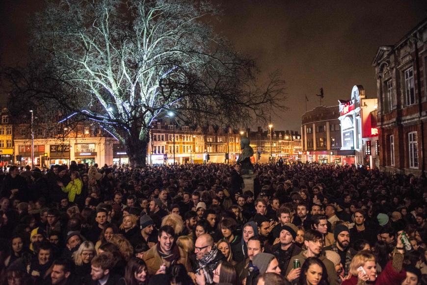 Vor dem Ritzy im Süden Londons trafen sich unzählige David Bowie Fans und feierten zu seinen Hits.