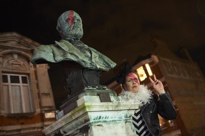 Die Statue von Sir Henry Tate vor dem Londoner Kino wurde kurzerhand mit David Bowies Markenzeichen verziert.