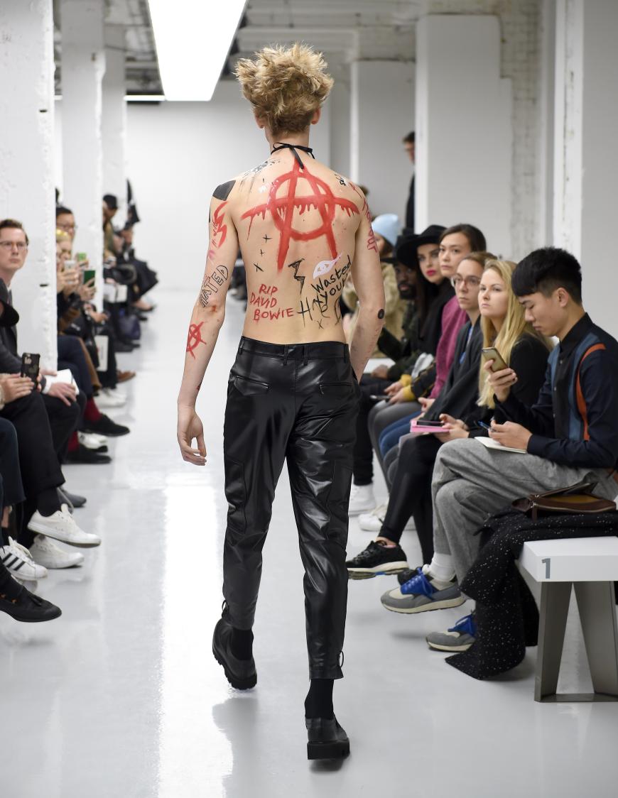 Auch auf der London Fashion Week hinterlässt der Tod von Bowie seine Spuren.