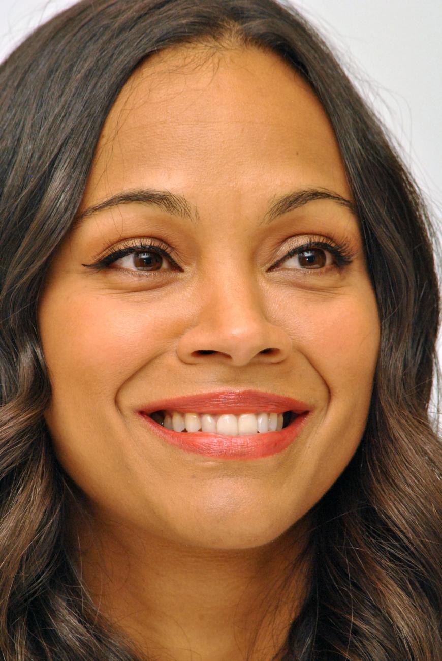 Zoe Saldana mit schmalem Lidstrich.