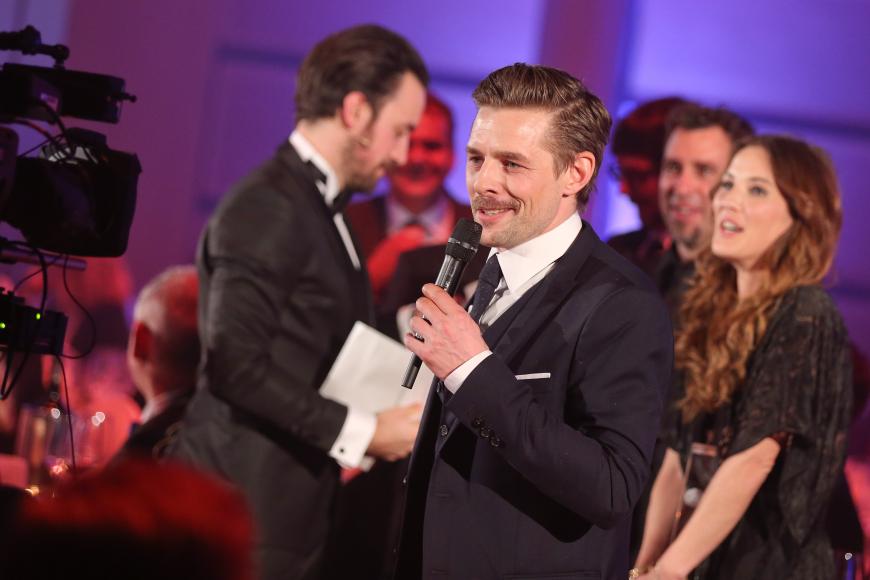 Auch Klaas Heufer-Umlauf zählte zu den Gewinnern und bekam einen Preis zusammen mit Joko Winterscheidt.