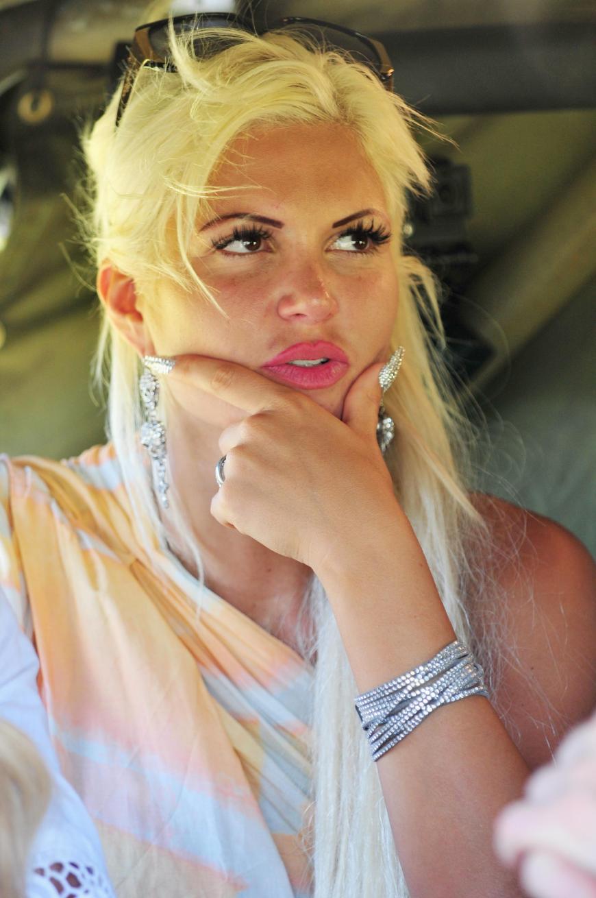 Ob dieses Styling so dschungeltauglich ist? Sophia Wollersheim mit Fake-Nails und falschen Wimpern.