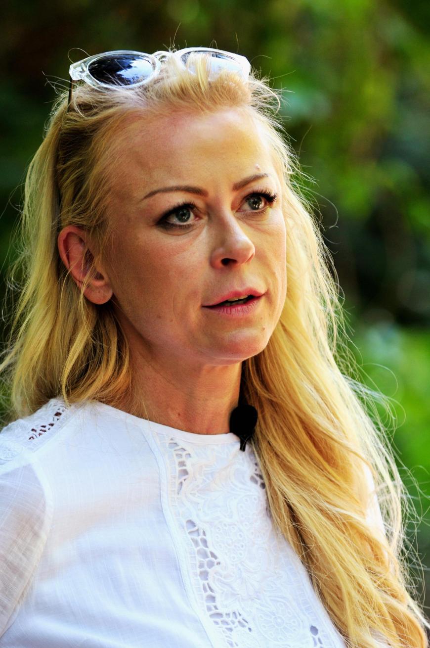 Jenny Elvers sieht schon leicht übernächtigt aus.