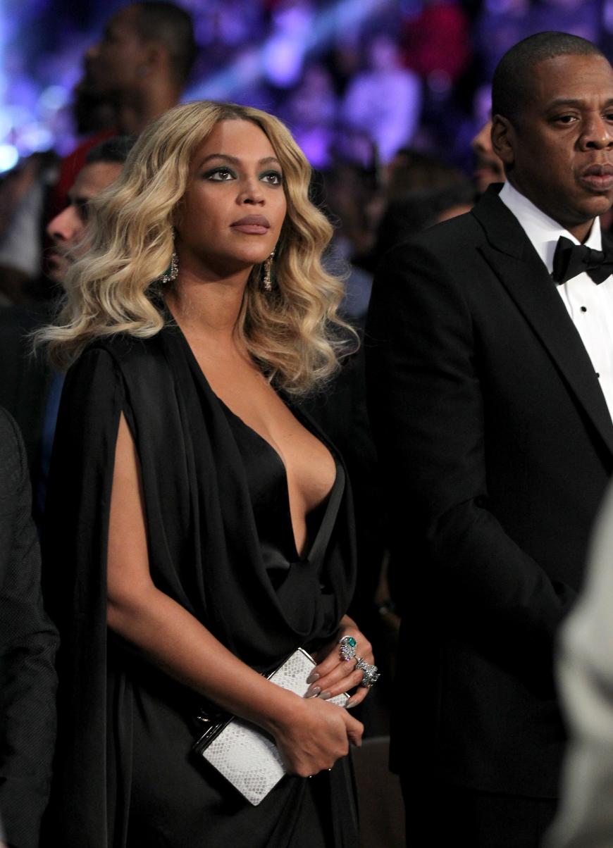 Auffällig ist auch, dass Bey auf den letzten Schnappschüssen stets ihre Hand vor ihrem Bauch platziert. Will da jemand seine Babynews geheim halten? Das weite Kleid, welches sie im November 2015 bei einem Boxkampf in Las Vegas trug, wäre die perfekte Tarnung.