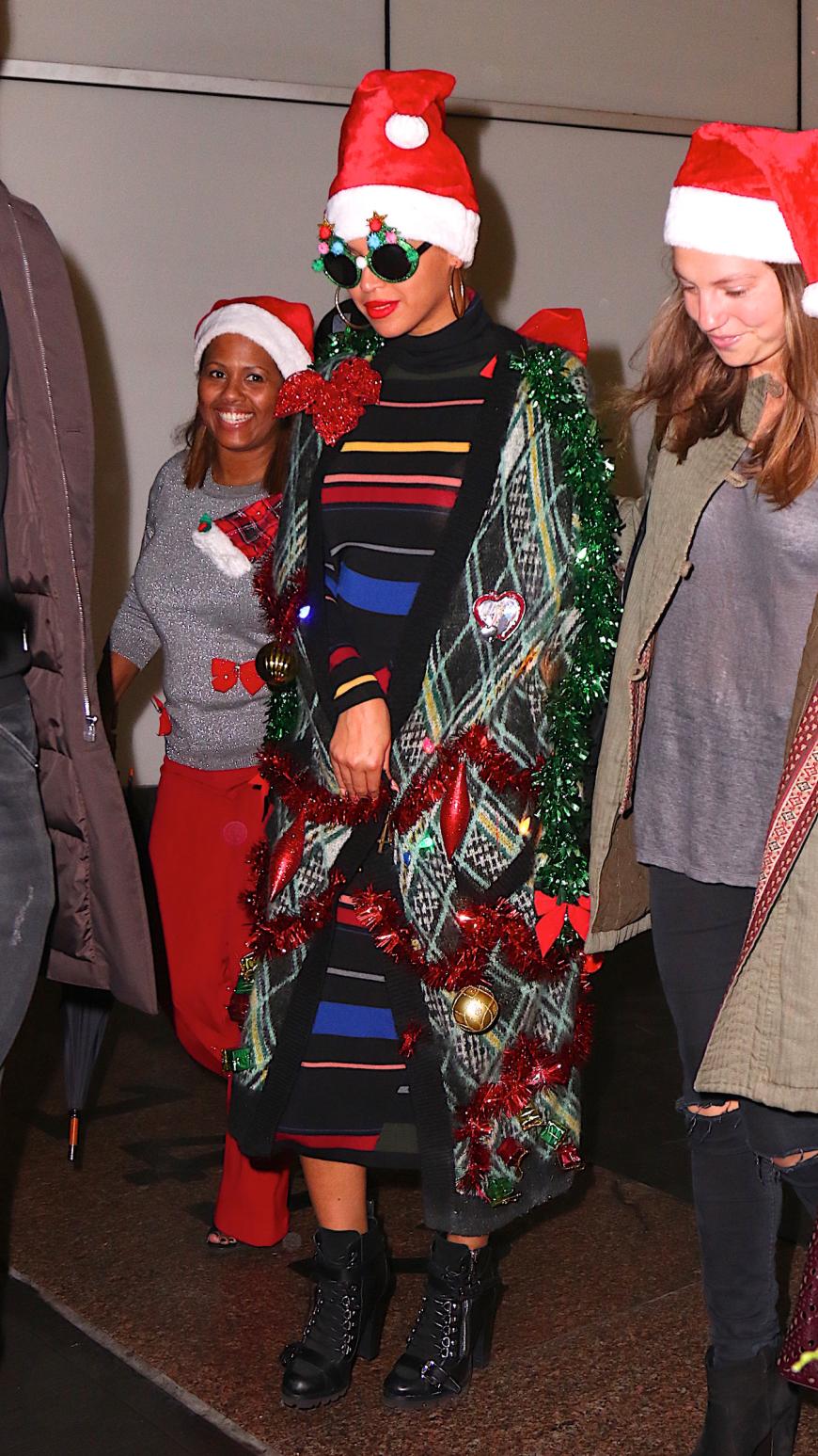 Nach ihrer Firmenweihnachtsfeier im Dezember 2015 zeigte sich Beyoncé als großer Weihnachtsfan im Tannenbaumkostüm. Lenkte die Sängerin so geschickt von einer süßen Wölbung unter ihrem Pullover ab?