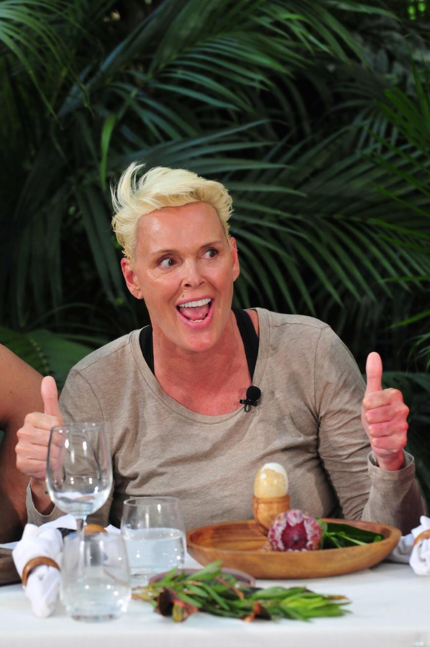 Brigitte Nielsen und Helena Fürst bekommen jede ein angebrütetes Entenei serviert. „Müssen wir das ganze Ei essen?“, fragt Brigitte. Sie müssen! Brigitte beißt sofort rein und auch Helena beginnt zu essen.