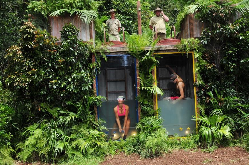 „Base Camp“ gegen „Snake Rock“ – der Kampf der Teams geht nach der ersten Nacht im Dschungel in die nächste Runde. Die jeweils andere Gruppe konnte am Morgen entscheiden, wer aus dem anderen Team zum Dschungelduell antreten muss. Die Wahl fällt auf Sophia Wollersheim („Base Camp“) und Menderes Bagci („Snake Rock“), die sich dem Dschungelduell „Tierischer Einlauf“ stellen müssen.