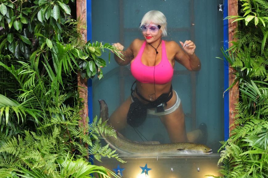 „Ich habe echt Angst, mir in die Buxe zu machen“, so Sophia Wollersheim, nachdem sie und Menderes in die Tanks gesperrt wurden.